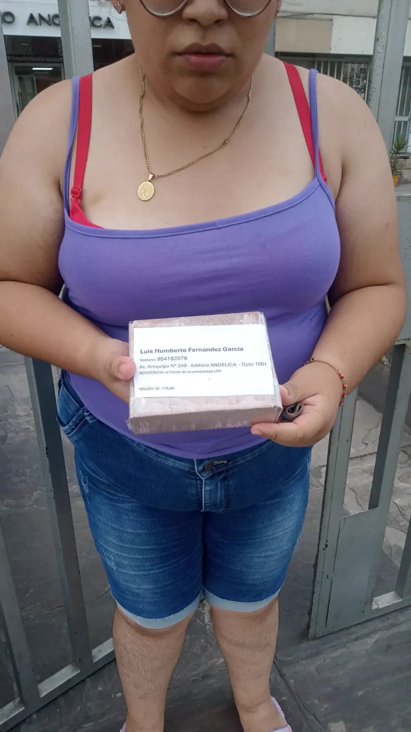 Cliente de TecnovaPlus con su pedido