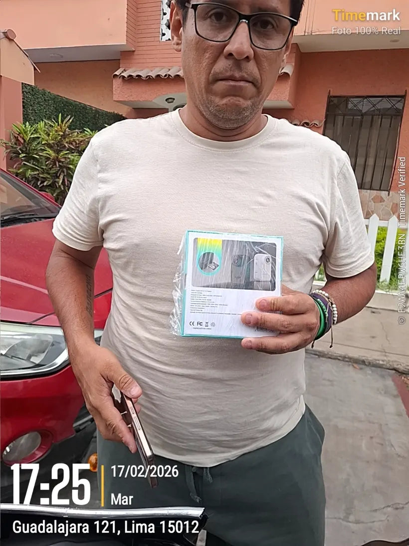 Cliente de TecnovaPlus con su pedido
