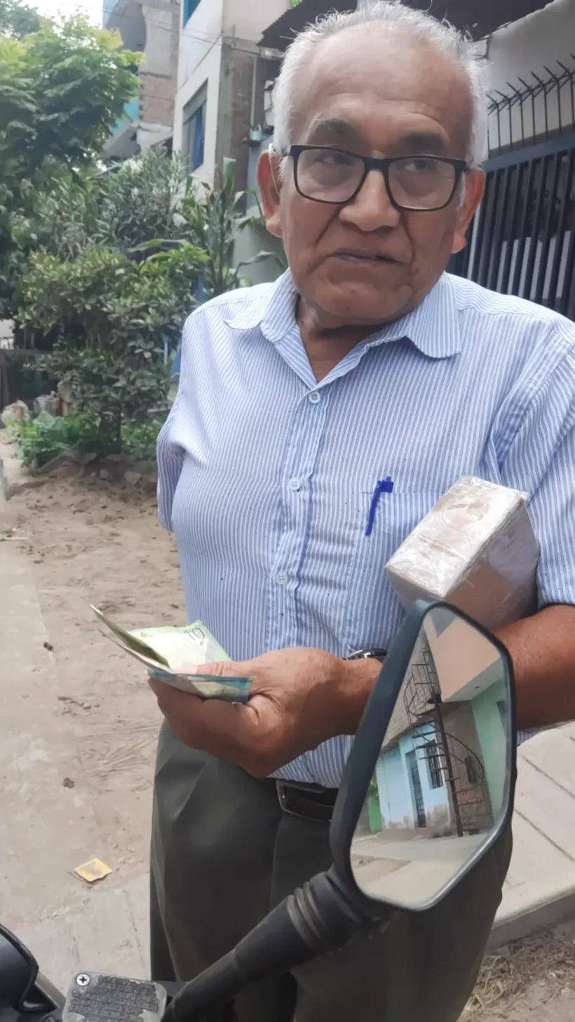 Cliente de TecnovaPlus con su pedido
