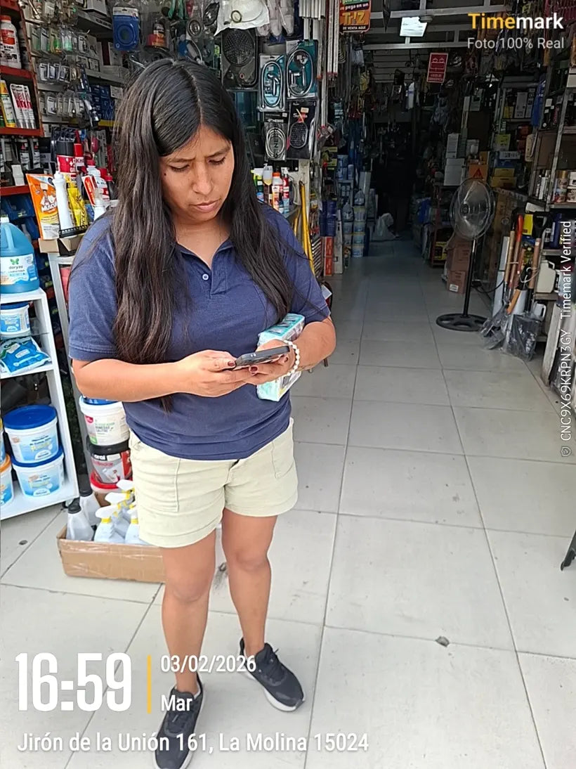 Cliente de TecnovaPlus con su pedido
