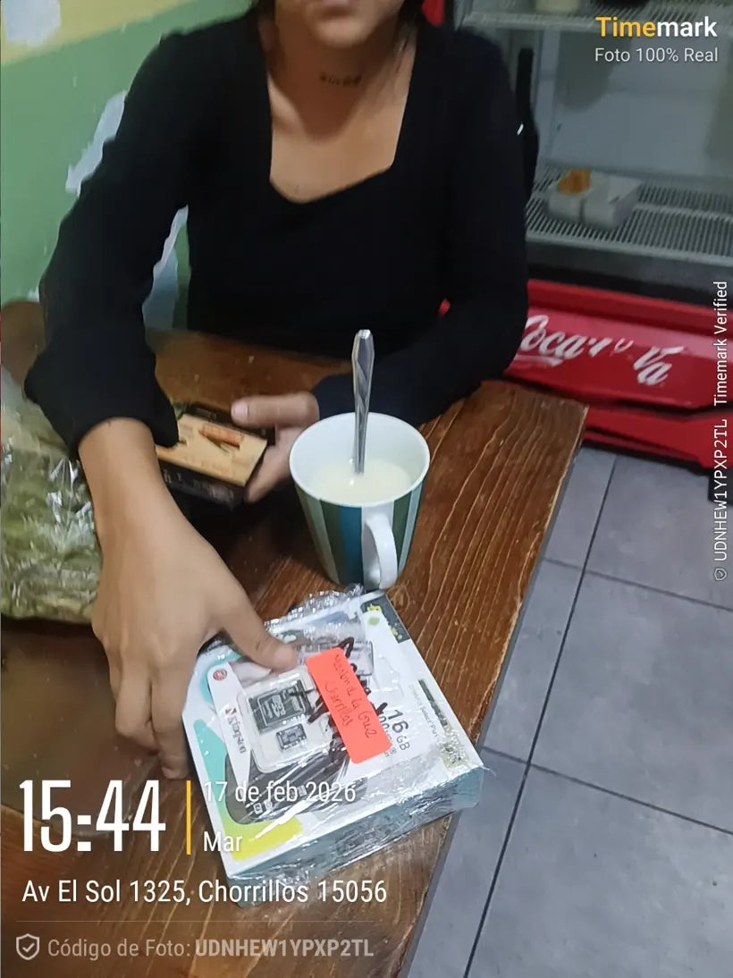 Cliente de TecnovaPlus con su pedido